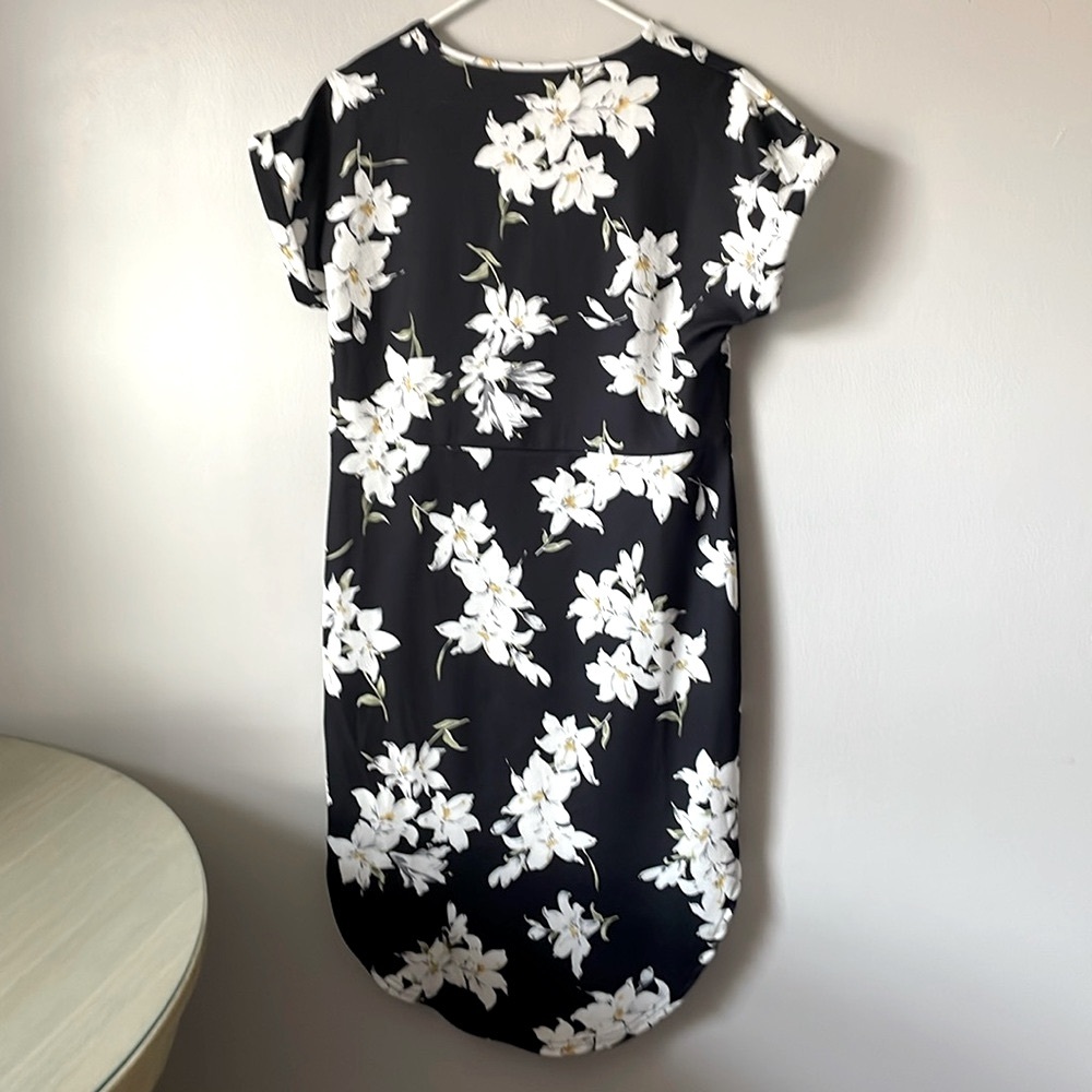 Black and White V-Neck Midi Dress with Short Sleeves - Picture 3 of 3